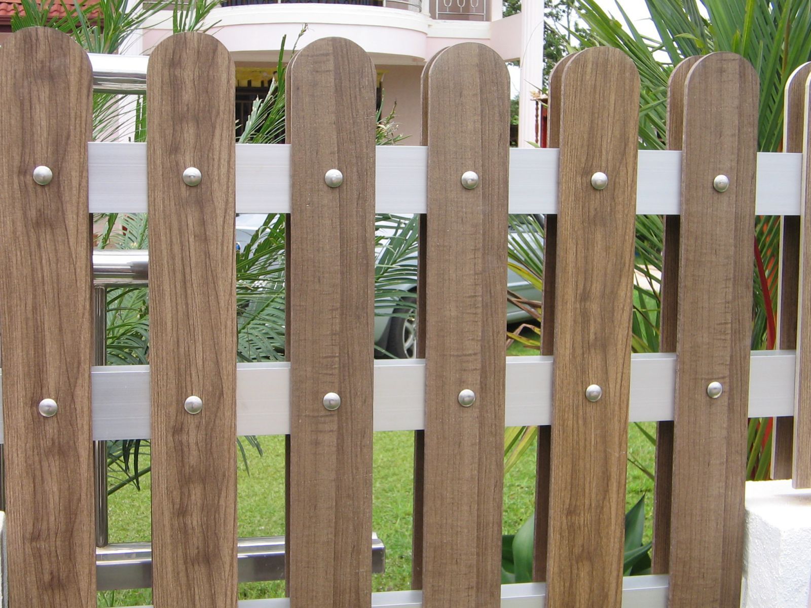 mẫu hàng rào bằng gỗ